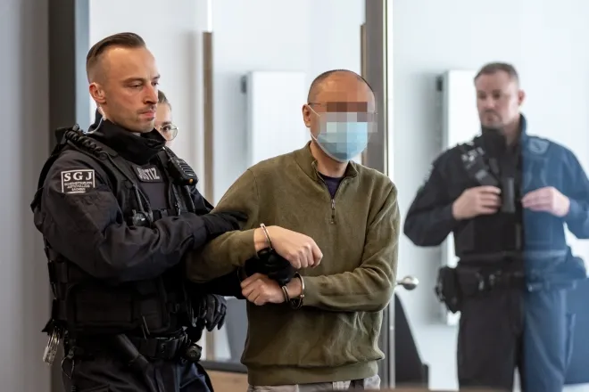 독일 드레스덴 고등법원에서 열린 간첩 사건 선고 공판에 출석하는 지안 궈(오른쪽). 그는 AfD 의원 보좌관으로 일하며 유럽의회 기밀 문건과 반체제 인사 동향 등을 중국 측에 넘긴 혐의를 받고 있다. 2025년 9월 30일(현지시간), 독일 드레스덴. EPA 연합뉴스