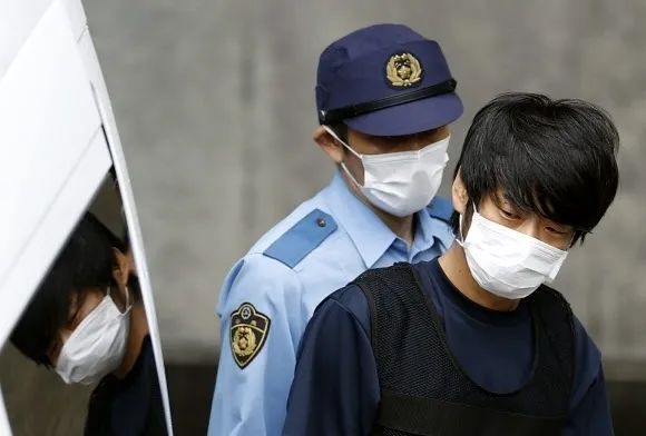 2022년 7월 8일 아베 신조 전 일본 총리를 암살한 야마가미 데쓰야가 같은 달 10일 검찰로 송치되고 있다. 나라 지검은 지난 13일 야마가미를 살인죄로 기소했다. 연합뉴스 2022년 7월 8일 아베 신조 전 일본 총리를 암살한 야마가미 데쓰야가 같은 달 10일 검찰로 송치되고 있다. 나라 지검은 지난 13일 야마가미를 살인죄로 기소했다. 연합뉴스