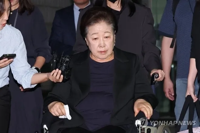 윤석열 정권과 통일교가 연관된 ‘정교유착 국정농단’ 의혹을 받는 한학자 통일교 총재가 22일 서울중앙지법에서 구속 전 피의자 심문(영장실질심사)을 마친 뒤 법정을 나서고 있다. 2025.9.22 연합뉴스 윤석열 정권과 통일교가 연관된 ‘정교유착 국정농단’ 의혹을 받는 한학자 통일교 총재가 22일 서울중앙지법에서 구속 전 피의자 심문(영장실질심사)을 마친 뒤 법정을 나서고 있다. 2025.9.22 연합뉴스