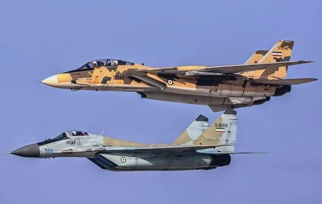 이란 공군 소속 F-14 전투기(위)와 MiG-29 전투기(아래)가 편대 비행을 하고 있다. 노후 전력인 F-14와 MiG-29는 향후 Su-35로 교체될 전망이다. 사진=레딧닷컴 이란 공군 소속 F-14 전투기(위)와 MiG-29 전투기(아래)가 편대 비행을 하고 있다. 노후 전력인 F-14와 MiG-29는 향후 Su-35로 교체될 전망이다. 사진=레딧닷컴