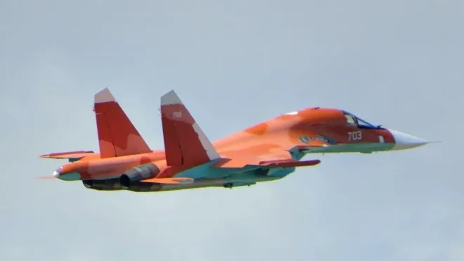 사막 위장 도색을 적용한 러시아 Su-34 폭격기 수출형 기체. 알제리 도입용으로 제작된 것으로 추정된다. 사진=밀리타르니 사막 위장 도색을 적용한 러시아 Su-34 폭격기 수출형 기체. 알제리 도입용으로 제작된 것으로 추정된다. 사진=밀리타르니