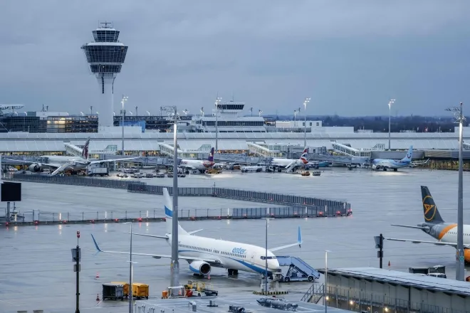 2024년 2월 독일 뮌헨 국제공항 파업 당시 이착륙이 중단된 루프트한자 항공기들. 2025년 10월 3일 밤에도 드론 출현 신고로 공항이 폐쇄되며 항공편 30여 편이 취소되고 약 3000명이 발이 묶였다. AFP 연합뉴스 2024년 2월 독일 뮌헨 국제공항 파업 당시 이착륙이 중단된 루프트한자 항공기들. 2025년 10월 3일 밤에도 드론 출현 신고로 공항이 폐쇄되며 항공편 30여 편이 취소되고 약 3000명이 발이 묶였다. AFP 연합뉴스