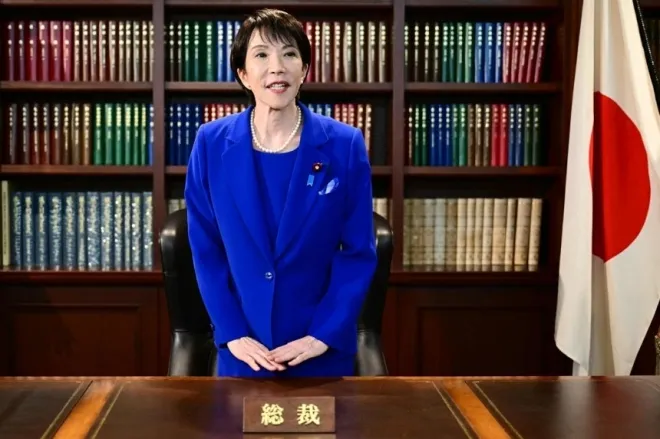일본 자민당의 새 대표로 선출된 다카이치 사나에가 지난 4일 도쿄에서 열린 자민당 대표 선거 이후 당 대표실에서 인사하고 있다. AFP 연합뉴스 일본 자민당의 새 대표로 선출된 다카이치 사나에가 지난 4일 도쿄에서 열린 자민당 대표 선거 이후 당 대표실에서 인사하고 있다. AFP 연합뉴스