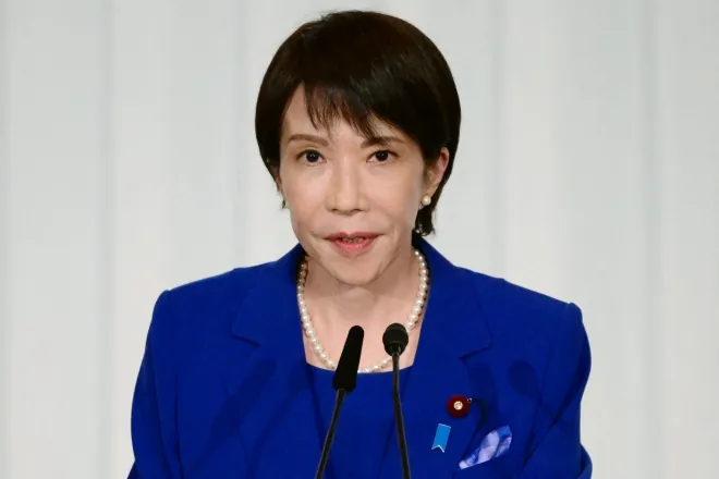 2025년 10월 4일, 도쿄에서 열린 자민당 총재 선거 이후 기자회견에 참석한 일본 여당 자민당의 새 당대표 다카이치 사나에. 보수 성향의 다카이치 사나에 신임 총재는 4일 자민당 대표에 당선된 뒤 “새로운 시대”를 열겠다고 선언하며 일본 최초의 여성 총리 등극을 향한 길을 열었다. AFP 연합뉴스 2025년 10월 4일, 도쿄에서 열린 자민당 총재 선거 이후 기자회견에 참석한 일본 여당 자민당의 새 당대표 다카이치 사나에. 보수 성향의 다카이치 사나에 신임 총재는 4일 자민당 대표에 당선된 뒤 “새로운 시대”를 열겠다고 선언하며 일본 최초의 여성 총리 등극을 향한 길을 열었다. AFP 연합뉴스