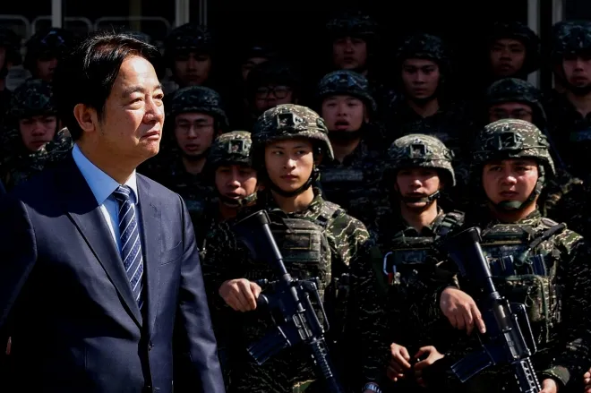 대만 타이베이의 송산 공군기지를 방문한 라이칭더 총통(왼쪽). 2025년 3월 21일 촬영. 로이터 연합뉴스 대만 타이베이의 송산 공군기지를 방문한 라이칭더 총통(왼쪽). 2025년 3월 21일 촬영. 로이터 연합뉴스