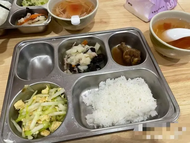 양로원에서 제공하는 식사. SNS 캡처