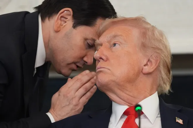 마코 루비오 국무장관이 2025년 10월 8일(현지시간) 워싱턴 백악관 국빈 만찬실에서 열린 안티파 대응 회의 도중 도널드 트럼프 대통령에게 가자지구 평화 협상과 관련한 긴급 쪽지를 전달하며 귓속말을 하고 있다. AP 연합뉴스 마코 루비오 국무장관이 2025년 10월 8일(현지시간) 워싱턴 백악관 국빈 만찬실에서 열린 안티파 대응 회의 도중 도널드 트럼프 대통령에게 가자지구 평화 협상과 관련한 긴급 쪽지를 전달하며 귓속말을 하고 있다. AP 연합뉴스