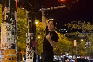 (영상) 팔 근육 자랑은 이렇게! 틱톡 ‘마우이 와우이’ 트렌드
