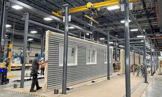 공장에서 벽체 한 패널을 생산하는 모습. 프로빌더