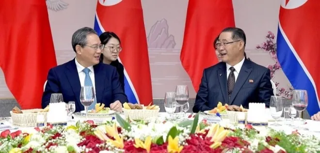 박태성(오른쪽) 북한 내각 총리와 리창 중국 국무원 총리의 회담이 지난 11일 평양 만수대의사당에서 진행됐다고 조선중앙통신이 12일 보도했다. 평양 조선중앙통신 연합뉴스