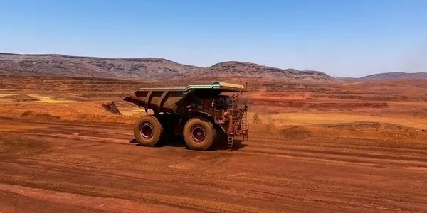 호주 리오틴토의 광산에서 트럭이 철광석을 수거하는 모습. 연합뉴스