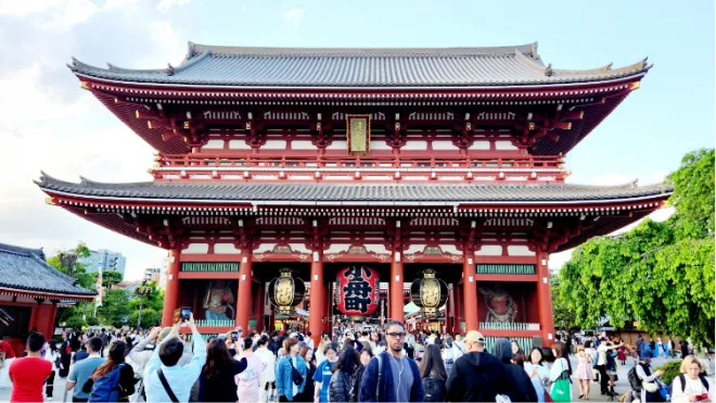 서기 628년 어부 형제가 건져 올린 관음보살상을 모시기 위해 나카모토가 세운 사당에 645년 쇼카이가 사찰을 세운 것이 아사쿠사의 랜드마크인 ‘센소지’의 시작이었다.