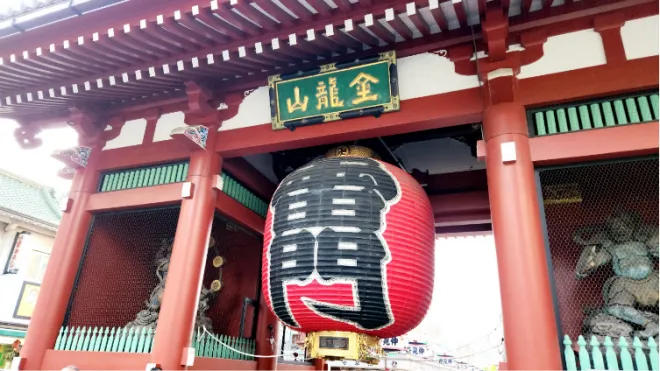 센소지로 가는 첫번쨰 문인 카미나리몬에는 카미나리몬(雷門)이라는 글자가 새겨진 거대한 붉은 등이 걸려 있다. 등 위에는 금룡산(金龍山)이라고 적혀 있는 현판이 있는데, 관음보살상을 모신지 얼마되지 않아 나타난 금룡을 기리기 위해 센소지의 산호를 ‘금룡상’이라고 정했다고 한다.