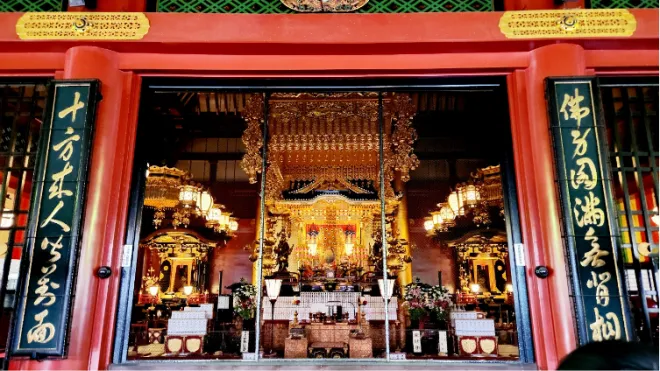 센소지 본당에는 관음보살로부터 계시를 받은 승려 쇼카이의 결정에 따라 진짜 관음보살상이 아닌 모조상이 안치되어 있다. 하지만 현재는 모조상조차 공개되지 않기 때문에 일반인들은 두 불상 모두 볼 수 없다.