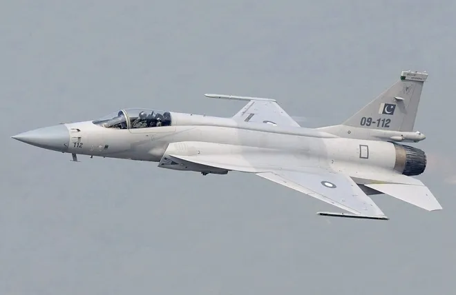 파키스탄 공군의 JF-17 ‘선더’ 전투기가 비행하고 있다. JF-17은 중국과 파키스탄이 공동개발한 4세대 다목적 전투기로, 정밀 유도폭탄과 장거리 공대지 미사일을 운용할 수 있다. (사진=Shimin Gu, CC BY-SA 4.0, Wikimedia Commons) 파키스탄 공군의 JF-17 ‘선더’ 전투기가 비행하고 있다. JF-17은 중국과 파키스탄이 공동개발한 4세대 다목적 전투기로, 정밀 유도폭탄과 장거리 공대지 미사일을 운용할 수 있다. (사진=Shimin Gu, CC BY-SA 4.0, Wikimedia Commons)