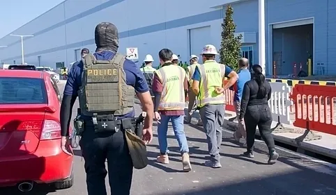 미국 이민 단속 당국이 지난달 4일(현지시간) 조지아주 현대차그룹-LG에너지솔루션의 합작 배터리 공장 건설현장에서 벌인 불법체류·고용 단속 현장 영상과 사진을 지난달 6일 공개했다. 사진은 이민당국이 공개한 현대차-LG엔솔 이민단속 모습. ICE 홈페이지 캡처.