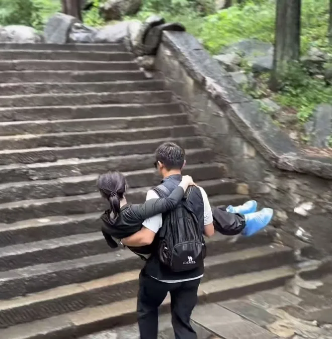 중국 산둥성 타이산에서 여성과 함께 산 정상에 함께 오르는 ‘동반 등반’ 서비스 모습. 샤오홍슈 캡처