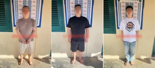 ‘온라인 스캠’ 범죄조직과 전쟁에 나선 캄보디아 당국 합동단속반이 지난 8월 캄폿주에서 펼친 단속 작전에서 체포한 중국인들을 현지 크메르타임스가 보도했다. 이들 중국인 3명은 지난 8월 한국인 대학생이 캄보디아에서 고문당한 뒤 숨진 사건을 수사한 현지 검찰에 의해 살인 혐의로 재판에 넘겨졌다. 크메르타임스 제공 ‘온라인 스캠’ 범죄조직과 전쟁에 나선 캄보디아 당국 합동단속반이 지난 8월 캄폿주에서 펼친 단속 작전에서 체포한 중국인들을 현지 크메르타임스가 보도했다. 이들 중국인 3명은 지난 8월 한국인 대학생이 캄보디아에서 고문당한 뒤 숨진 사건을 수사한 현지 검찰에 의해 살인 혐의로 재판에 넘겨졌다. 크메르타임스 제공
