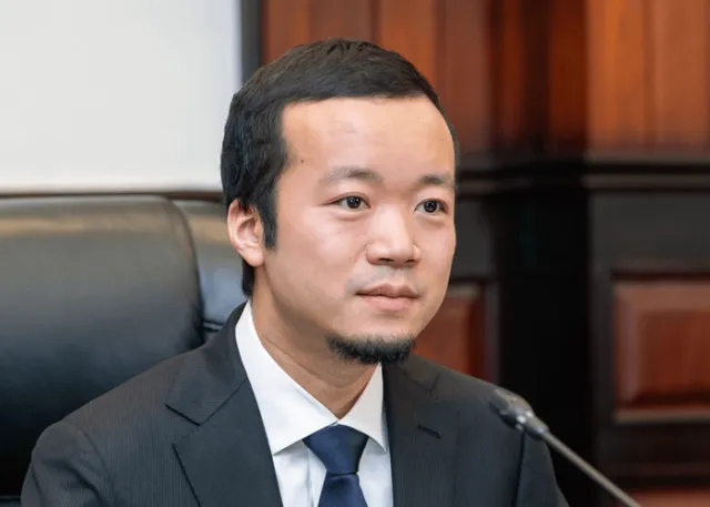 미국 법무부가 한국인 대학생 사망 사건 등 외국인을 상대로 범죄를 저지른 캄보디아 내 범죄조직의 수장으로 지목한 천즈 프린스홀딩그룹 회장. 프린스홀딩그룹