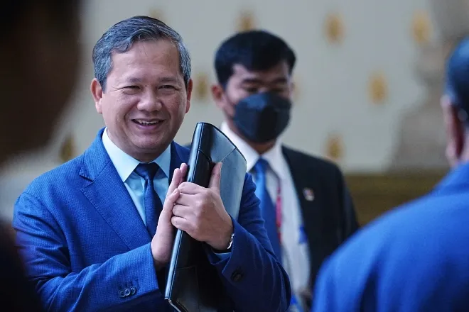 2025년 8월 25일 캄보디아 프놈펜 국회의사당에서 훈 마넷 캄보디아 총리(왼쪽)가 국적법 개정안 심의 세션에 참석한 의원들과 인사하고 있다. AP 연합뉴스 2025년 8월 25일 캄보디아 프놈펜 국회의사당에서 훈 마넷 캄보디아 총리(왼쪽)가 국적법 개정안 심의 세션에 참석한 의원들과 인사하고 있다. AP 연합뉴스