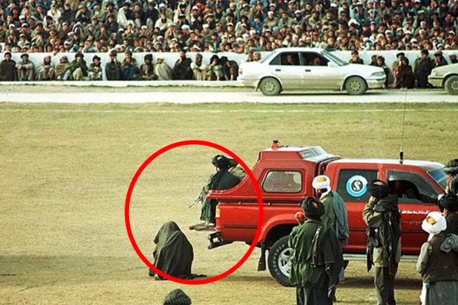 1998년 아프가니스탄 수도 카불에서 집행된 실제 공개 처형 당시 모습. AFP 연합뉴스 1998년 아프가니스탄 수도 카불에서 집행된 실제 공개 처형 당시 모습. AFP 연합뉴스