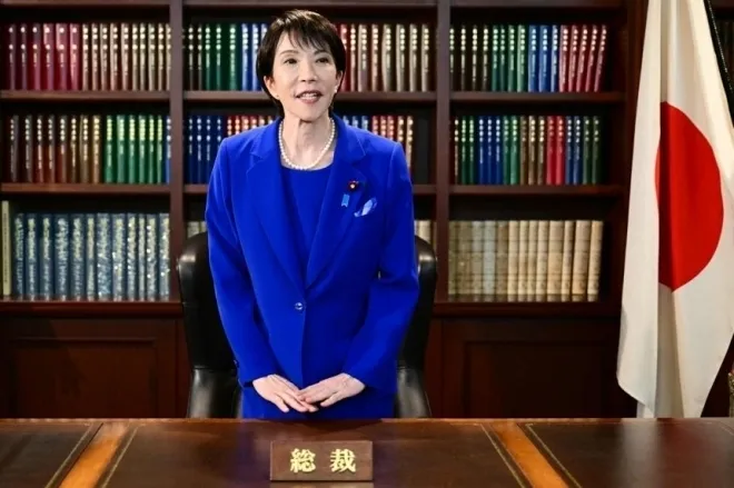 일본 자민당의 새 대표로 선출된 다카이치 사나에가 지난 4일 도쿄에서 열린 자민당 대표 선거 이후 당 대표실에서 인사하고 있다. AFP 연합뉴스 일본 자민당의 새 대표로 선출된 다카이치 사나에가 지난 4일 도쿄에서 열린 자민당 대표 선거 이후 당 대표실에서 인사하고 있다. AFP 연합뉴스