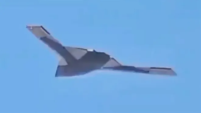 중국 초대형 스텔스 무인전투기(UCAV) ‘GJ-X’로 추정되는 기체가 비행 중인 모습. ‘크랭크드 카이트’형 설계를 갖춘 스텔스 드론으로, 날개폭 약 42m에 달하는 것으로 추정된다. 출처=엑스 중국 초대형 스텔스 무인전투기(UCAV) ‘GJ-X’로 추정되는 기체가 비행 중인 모습. ‘크랭크드 카이트’형 설계를 갖춘 스텔스 드론으로, 날개폭 약 42m에 달하는 것으로 추정된다. 출처=엑스