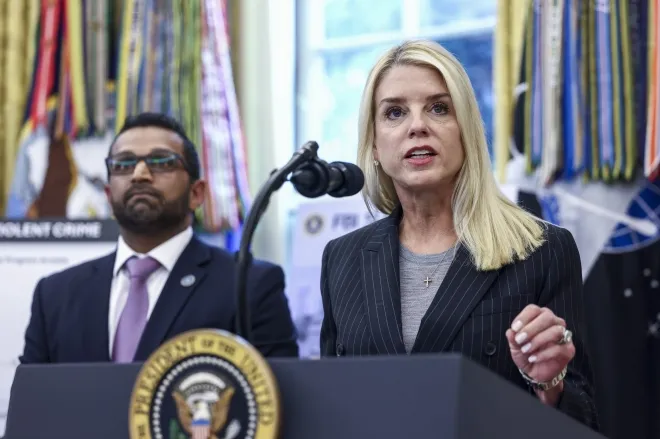 팸 본디 미국 법무장관이 2025년 10월 15일(현지시간) 워싱턴 백악관 집무실에서 열린 기자회견에서 취재진의 질문에 답하고 있다. 왼쪽은 카시 파텔 연방수사국(FBI) 국장. 이날 도널드 트럼프 대통령은 연방 차원의 폭력범죄 단속 작전 ‘서머 히트(Operation Summer Heat)’ 결과를 발표했다. UPI 연합뉴스
