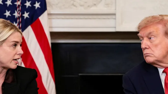 도널드 트럼프 미국 대통령이 2025년 10월 8일(현지시간) 워싱턴 백악관에서 열린 반파시스트 운동 ‘안티파(Antifa)’ 관련 원탁회의에서 팸 본디 법무장관의 발언을 듣고 있다. 트럼프 대통령은 이날 행정명령을 통해 안티파를 국내 테러 조직으로 지정했다. 로이터 연합뉴스