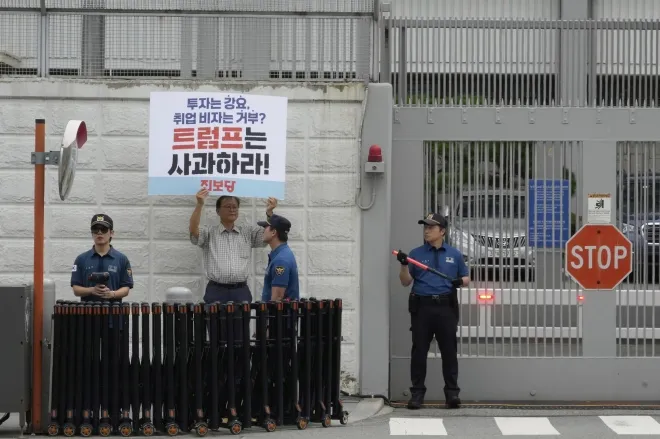 2025년 9월 9일(현지시간) 미국 조지아주에서 발생한 한국인 근로자 이민단속 사건에 항의하는 시민이 서울 주한미국대사관 앞에서 시위를 벌이고 있다. 손팻말에는 ‘트럼프는 사과하라’라고 적혀 있다. AP 연합뉴스 2025년 9월 9일(현지시간) 미국 조지아주에서 발생한 한국인 근로자 이민단속 사건에 항의하는 시민이 서울 주한미국대사관 앞에서 시위를 벌이고 있다. 손팻말에는 ‘트럼프는 사과하라’라고 적혀 있다. AP 연합뉴스