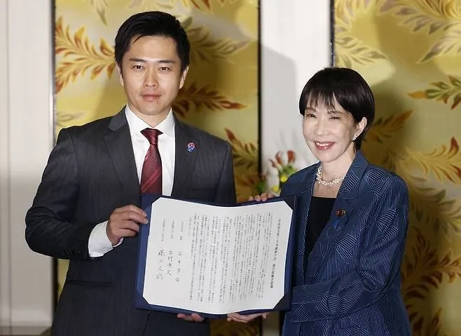 왼쪽부터 요시무라 히로후미 일본유신회 대표, 다카이치 사나에 일본 총리. EPA 연합뉴스 왼쪽부터 요시무라 히로후미 일본유신회 대표, 다카이치 사나에 일본 총리. EPA 연합뉴스