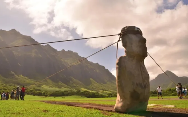 밧줄을 이용해 모아이 석상 복제품을 옮기는 모습.  빙엄턴대학 제공