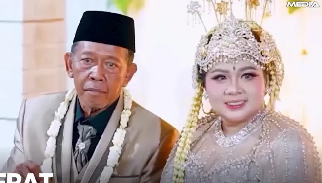 지난 8일 74세 타르만(왼쪽)은 인도네시아 자와티무르주 파치탄군 제룩 마을에서 24세 여성과 결혼식을 올렸다 (사진-detik)