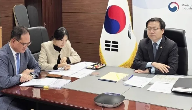 여한구 산업통상부 통상교섭본부장이 22일 서울 중구 대한상공회의소에서 리 청강 중국 상무부 국제무역협상대표(장관급)와 화상회의를 진행하고 있다. 산업통상부 제공