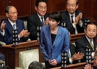 박수받는 다카이치 일본 신임 총리. AP 연합뉴스 자료사진