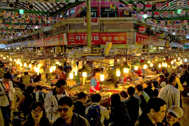 광장시장 야간의 모습 (Unsplash 제공, @mike_swigunski)