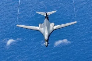 트럼프식 무력시위…美 B-52 이어 ‘죽음의 백조’도 베네수엘라 문 ‘똑똑’