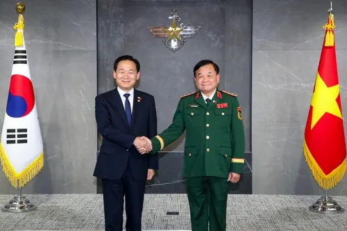 이두희 국방부 차관이 11일 국방부에서 호앙 쑤안 찌엔 베트남 국방차관과 악수하며 기념 촬영하고 있다. 2025.9.11 연합뉴스 이두희 국방부 차관이 11일 국방부에서 호앙 쑤안 찌엔 베트남 국방차관과 악수하며 기념 촬영하고 있다. 2025.9.11 연합뉴스
