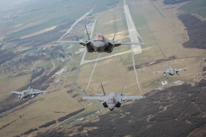 핀란드 공군 F-16과 나토 동맹국의 F-35 전투기가 편대 비행을 펼치고 있다. 나토는 최근 러시아 드론 영공 침범에 대응해 동부전선 경계 태세를 강화했다. 사진=나토 브룬숨 합동군 사령부 엑스(X) 핀란드 공군 F-16과 나토 동맹국의 F-35 전투기가 편대 비행을 펼치고 있다. 나토는 최근 러시아 드론 영공 침범에 대응해 동부전선 경계 태세를 강화했다. 사진=나토 브룬숨 합동군 사령부 엑스(X)