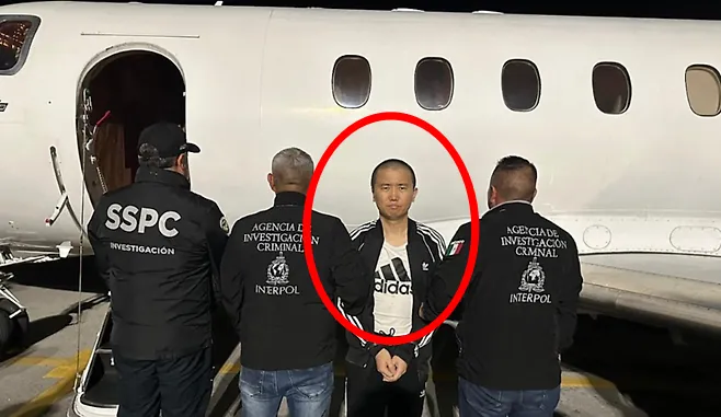 미국으로 인도된 중국인 마약사범 장즈둥(오른쪽 두번째). 오마르 가르시아 하르푸치 멕시코 안보장관 엑스 게시물 캡처 미국으로 인도된 중국인 마약사범 장즈둥(오른쪽 두번째). 오마르 가르시아 하르푸치 멕시코 안보장관 엑스 게시물 캡처