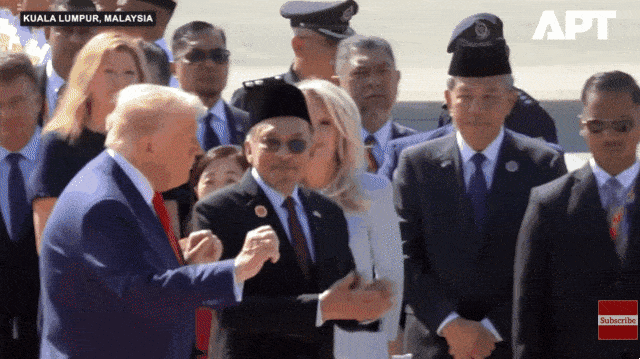 26일(현지시간) 아세안(ASEAN·동남아시아국가연합) 정상회의 참석 차 말레이시아 쿠알라룸푸르에 도착한 도널드 트럼프 미국 대통령이 환영단과 함께 춤을 추고 있다. 26일(현지시간) 아세안(ASEAN·동남아시아국가연합) 정상회의 참석 차 말레이시아 쿠알라룸푸르에 도착한 도널드 트럼프 미국 대통령이 환영단과 함께 춤을 추고 있다.