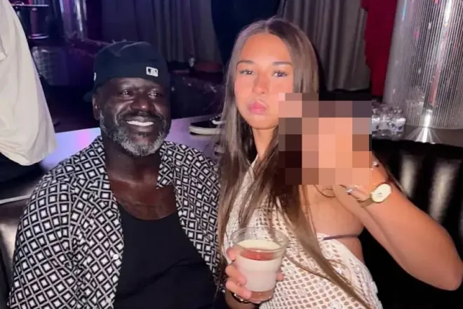 미국프로농구(NBA) 전설 샤킬 오닐(왼쪽)과 온리팬스 크리에이터 소피 레인이 라스베이거스의 한 클럽에서 함께 포즈를 취하고 있다. 해당 사진이 온라인에서 확산하며 열애설이 불거졌으나 두 사람은 “단순한 생일 파티 참석이었다”고 즉각 해명했다. 출처=틱톡 캡처, 일부 모자이크 처리 미국프로농구(NBA) 전설 샤킬 오닐(왼쪽)과 온리팬스 크리에이터 소피 레인이 라스베이거스의 한 클럽에서 함께 포즈를 취하고 있다. 해당 사진이 온라인에서 확산하며 열애설이 불거졌으나 두 사람은 “단순한 생일 파티 참석이었다”고 즉각 해명했다. 출처=틱톡 캡처, 일부 모자이크 처리