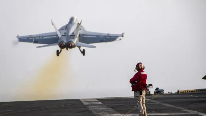 미 해군 제22전투공격비행대(VFA-22) 소속 F/A-18F ‘슈퍼 호넷’ 전투기가 2025년 7월 30일 항공모함 USS 니미츠(CVN 68)에서 이륙하고 있다. 미 해군 제공