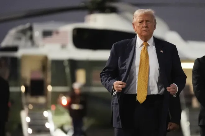 도널드 트럼프 미국 대통령이 27일(현지시간) 말레이시아 아세안 정상회의 일정을 마치고 일본 도쿄 하네다공항에 도착해 전용 헬기 ‘마린원’으로 이동하고 있다. AP 연합뉴스