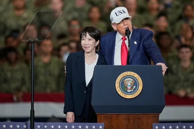 도널드 트럼프 미국 대통령(오른쪽)이 일본 요코스카 미 해군기지 내 핵추진 항공모함 ‘조지워싱턴(USS George Washington)’호를 방문해 연설하고 있다. 옆에는 다카이치 사나에 일본 총리가 함께 서 있다. 2025년 10월 28일 일본 요코스카. AP 연합뉴스