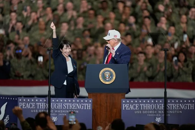 도널드 트럼프 미국 대통령이 28일(현지시간) 일본 요코스카 미 해군기지 내 핵추진 항공모함 ‘조지워싱턴(USS George Washington)’호에서 연설하는 동안 다카이치 사나에 일본 총리가 한 손을 들어 호응하고 있다. 트럼프 대통령은 이날 미일 동맹을 ‘세계에서 가장 위대한 동맹’이라 강조하며 “우리가 전쟁을 한다면 반드시 이길 것”이라고 말했다. AP 연합뉴스