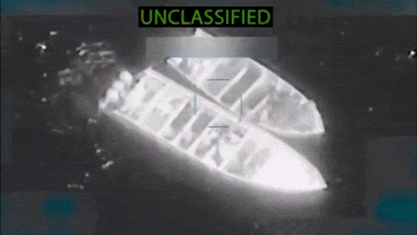 미 국방부가 공개한 영상에서 미군이 태평양 동부 해상에서 마약 밀수 조직이 운용한 선박을 정밀 타격하고 있다. 피트 헤그세스 미 국방장관은 “트럼프 대통령의 지시에 따른 작전”이라고 밝혔다. 출처=피트 헤그세스 엑스