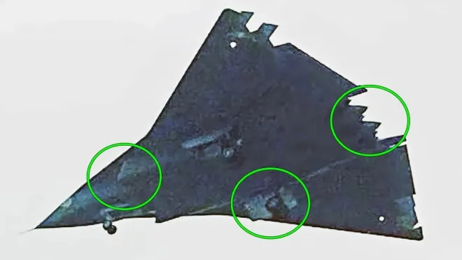 중국이 최근 시험비행 중인 J-36 두 번째 시제기의 다른 각도 모습. 원 안은 흡기구, 착륙장비, 엔진 노즐 등 새로 변경된 구조 부위를 미국 군사 전문 매체 워존(TWZ)이 표시한 것이다. 출처=중국 소셜미디어·워존