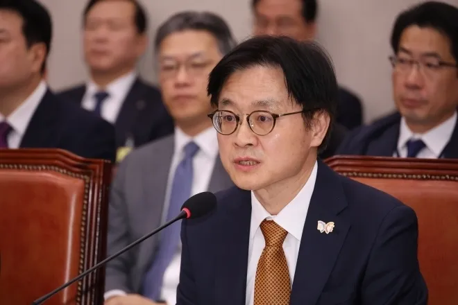 김정관 산업통상부 장관이 24일 서울 여의도 국회 산업통상자원중소벤처기업위원회에서 열린 국정감사에서 의원 질의에 답하고 있다. 2025. 10. 24 연합뉴스
