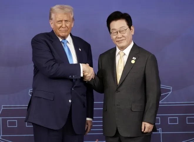 이재명 대통령과 도널드 트럼프 미국 대통령이 29일 경북 경주박물관에서 한미 정상회담 기념촬영을 하고 있다. 2025.10.29. 대통령실통신사진기자단